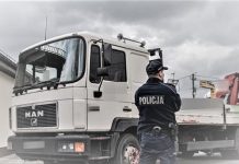 Skradzioną ciężarówką uderzył w bmw potrącając jego kierowcę