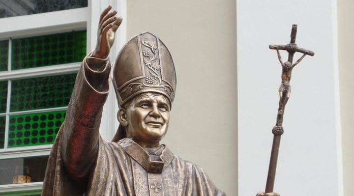 Bochnia. Nie było uchwały, ale 13 radnych poparło apel w obronie dobrego imienia Jana Pawła II