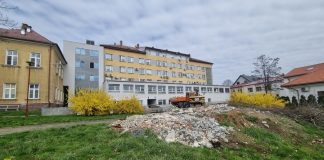 Przy szpitalu w Bochni powstanie 35 nowych miejsc parkingowych