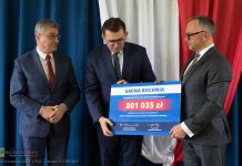 Brzeźnica. Wizyta wojewody i kolejne 0,8 mln zł dotacji na budowę sali sportowej