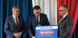Brzeźnica. Wizyta wojewody i kolejne 0,8 mln zł dotacji na budowę sali sportowej