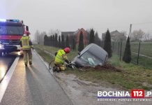 Wypadek na DK94. Samochód uderzył w mostek
