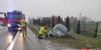 Wypadek na DK94. Samochód uderzył w mostek