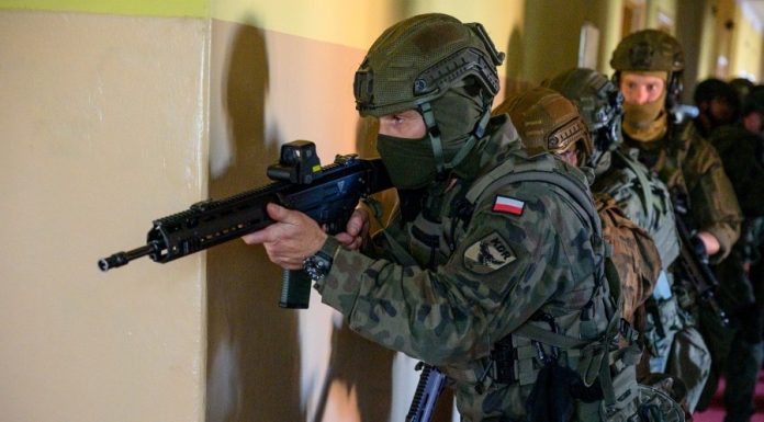 📸🎞 Bochnia. Żołnierze ćwiczyli w opuszczonym hotelu Florian – ZDJĘCIA, WIDEO