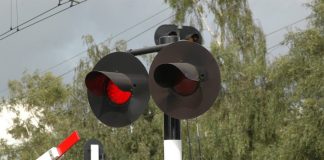 Rzezawa. Wjechał na przejazd kolejowy mimo czerwonego światła i opuszczających się rogatek