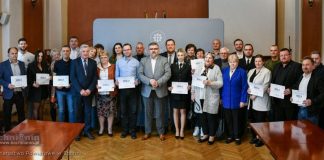 Powiat bocheński. Wręczono symboliczne czeki z dotacjami dla NGO
