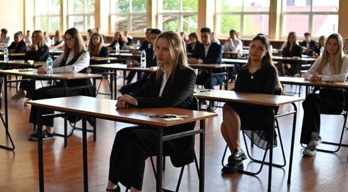 Matura 2023. Najpierw język polski – ZDJĘCIA z I LO w Bochni