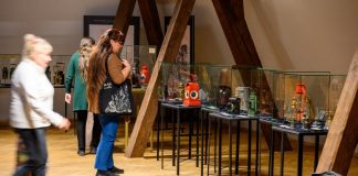 W Muzeum otwarto wystawę „Lampa co z nocy dzień czyniła” – ZDJĘCIA