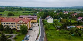 W Rzezawie otwarto nową drogę obok szkoły – ZDJĘCIA