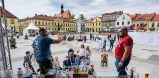 Bochnia. Rozgrzewka z Funduszami Europejskimi na Rynku – ZDJĘCIA