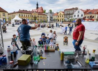 Bochnia. Rozgrzewka z Funduszami Europejskimi na Rynku – ZDJĘCIA