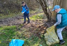 Trzech chłopców z własnej inicjatywy posprzątało teren wzdłuż ul. Chodenickiej