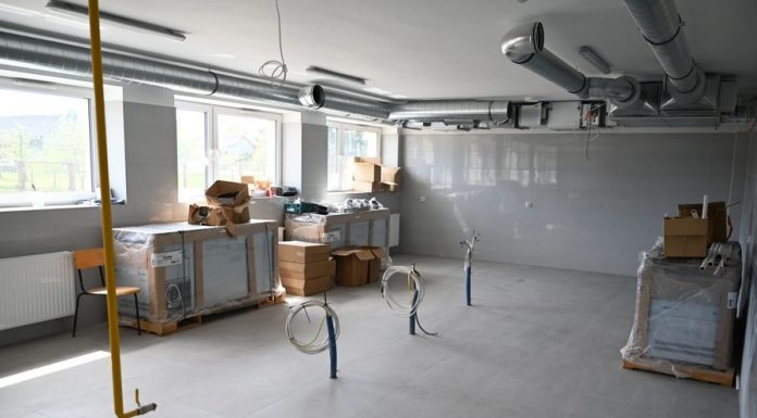 Trwa budowa kuchni i jadalni w szkole podstawowej w Rzezawie