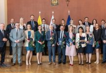 Pracownicy powiatu odznaczeni za długoletnią służbę – LISTA i ZDJĘCIA