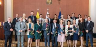 Pracownicy powiatu odznaczeni za długoletnią służbę – LISTA i ZDJĘCIA
