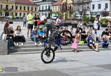 „Rowerem po zdrowie”. Uczniowie II LO przejechali ulicami Bochni, a przy Rynku pokaz akrobatyki – ZDJĘCIA