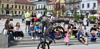 „Rowerem po zdrowie”. Uczniowie II LO przejechali ulicami Bochni, a przy Rynku pokaz akrobatyki – ZDJĘCIA