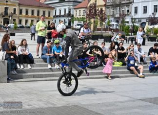 „Rowerem po zdrowie”. Uczniowie II LO przejechali ulicami Bochni, a przy Rynku pokaz akrobatyki – ZDJĘCIA