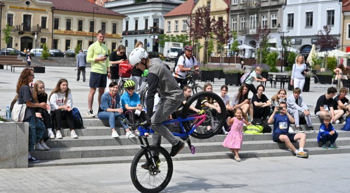 „Rowerem po zdrowie”. Uczniowie II LO przejechali ulicami Bochni, a przy Rynku pokaz akrobatyki – ZDJĘCIA
