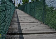 Bochnia – Chodenice. Na moście wiszącym na Rabie brakuje desek