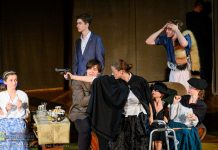 Premiera sztuki Teatru Artystokrackiego pt. „Ę Ą Pierdą” – ZDJĘCIA