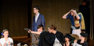 Premiera sztuki Teatru Artystokrackiego pt. „Ę Ą Pierdą” – ZDJĘCIA