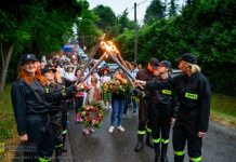 Wianki Świętojańskie w Chełmie. Korowód z pochodniami przeszedł nad Rabę – ZDJĘCIA