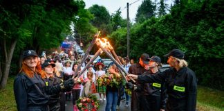 Wianki Świętojańskie w Chełmie. Korowód z pochodniami przeszedł nad Rabę – ZDJĘCIA