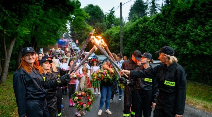 Wianki Świętojańskie w Chełmie. Korowód z pochodniami przeszedł nad Rabę – ZDJĘCIA