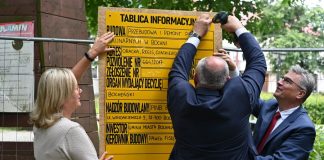 Burmistrz Bochni zamontował na Plantach tablicę informacyjną. Rewitalizacja ma wkrótce ruszyć – ZDJĘCIA