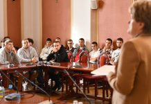 Uczniowie „Mechanika” na lekcji wiedzy o społeczeństwie w starostwie powiatowym