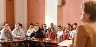 Uczniowie „Mechanika” na lekcji wiedzy o społeczeństwie w starostwie powiatowym