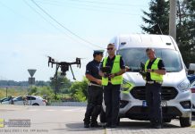 Policyjna akcja z dronem na przejeździe kolejowym w Rzezawie