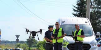 Policyjna akcja z dronem na przejeździe kolejowym w Rzezawie
