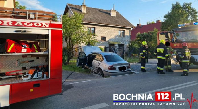 Brzeźnica. Nietrzeźwy kierowca bmw wjechał w ogrodzenia i przepust – ZDJĘCIA