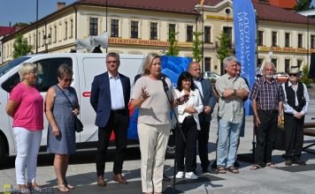 Politycy PiS na Rynku w Bochni mówili o programie „Rodzina 800+”