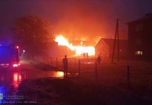 Gmina Drwinia. Duży pożar stodoły po uderzeniu pioruna – ZDJĘCIA