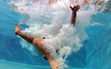 Jurków. Mężczyzna samotnie uratował tonące dziewczynki. 14-latka nie oddychała