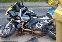 Policyjny motocykl uderzył w samochód. Jedna osoba została ranna