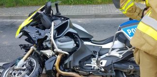 Policyjny motocykl uderzył w samochód. Jedna osoba została ranna