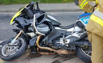 Policyjny motocykl uderzył w samochód. Jedna osoba została ranna