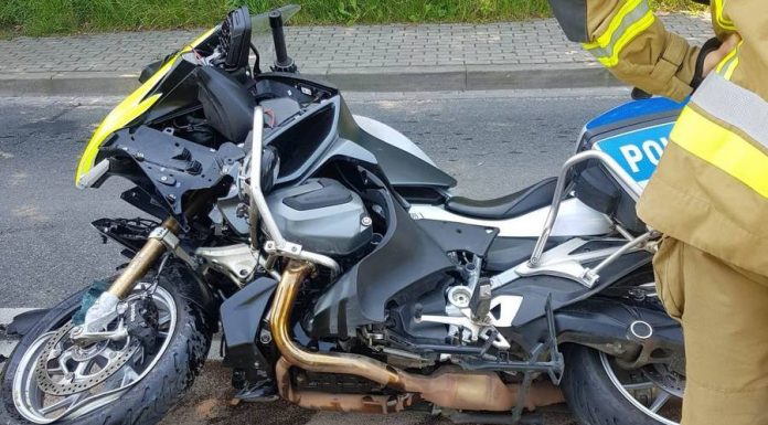 Policyjny motocykl uderzył w samochód. Jedna osoba została ranna