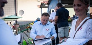 Bochnia. Działacze Koalicji Obywatelskiej zbierali podpisy pod listami do Sejmu i Senatu