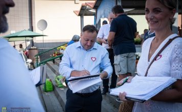 Bochnia. Działacze Koalicji Obywatelskiej zbierali podpisy pod listami do Sejmu i Senatu