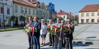 Bochnia. Kwiaty w rocznicę Bitwy Warszawskiej – ZDJĘCIA
