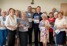 „Bezpieczny senior”. Profilaktyczne spotkanie policjantów i starosty z seniorami