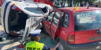Brzesko. Zderzenie dwóch samochodów, w autach były uwięzione osoby – ćwiczenia służb ratunkowych