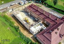 🔸 Gmina Bochnia. Trwa budowa sali gimnastycznej w Brzeźnicy – WIDEO