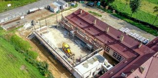 🔸 Gmina Bochnia. Trwa budowa sali gimnastycznej w Brzeźnicy – WIDEO