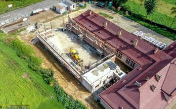 🔸 Gmina Bochnia. Trwa budowa sali gimnastycznej w Brzeźnicy – WIDEO